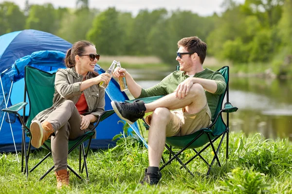 Happy couple clinking drinks at campsite tent — Stock Photo, Image