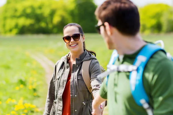 Feliz pareja con mochilas senderismo al aire libre — Foto de Stock