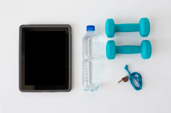 Tablet pc, halteres, assobio e garrafa de água — Fotografia de Stock