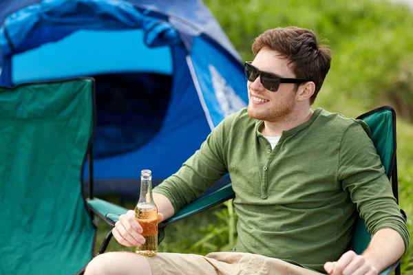 Heureux jeune homme boire de la bière au camping tente — Photo