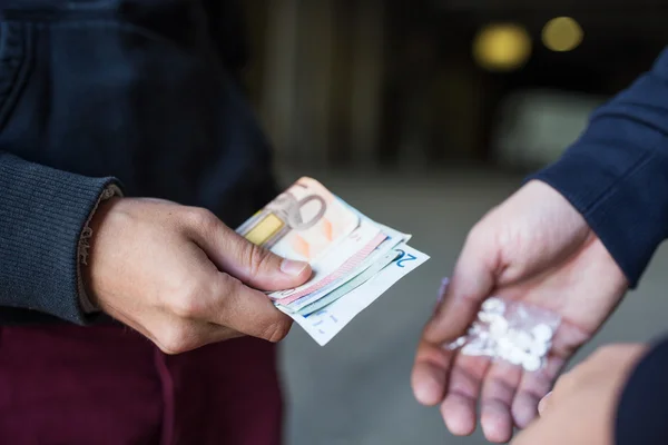 Suchtkranker kauft Dosis bei Drogendealer — Stockfoto