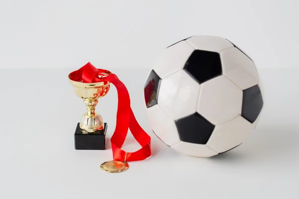 Futbol topu, Altın Kupa ve madalya kapat — Stok fotoğraf