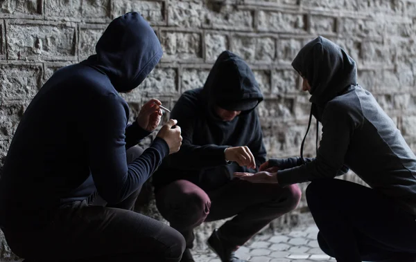 Närbild på människor röka cigaretter med droger — Stockfoto