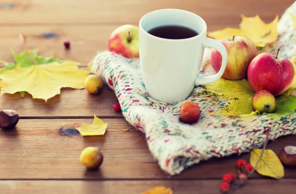 Ένα φλυτζάνι τσάι στο τραπέζι με το φθινόπωρο τα φύλλα σε κοντινό πλάνο — Φωτογραφία Αρχείου