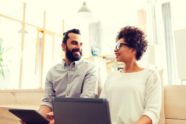 Kreativteam mit Laptop und Tablet-PC im Büro — Stockfoto