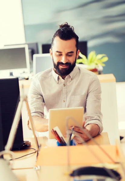 Trabajador de oficina masculino creativo feliz con la tableta PC — Foto de Stock
