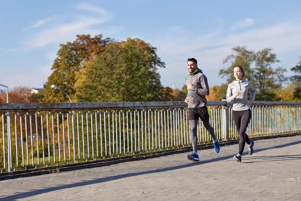 Pareja feliz corriendo al aire libre —  Fotos de Stock