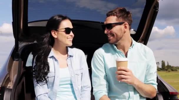 Feliz pareja con café en hatchback coche tronco 41 — Vídeo de stock