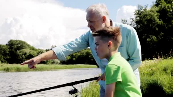 Grand-père et petit-fils pêche sur le quai de la rivière 3 — Video