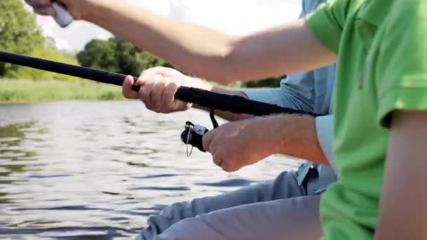 Nonno e nipote pesca sul fiume ormeggio 12 — Video Stock