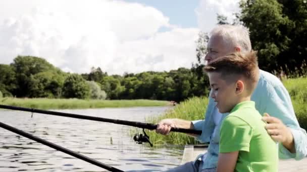 Grootvader en kleinzoon vissen op rivier ligplaats 6 — Stockvideo