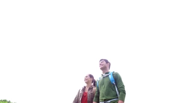 Boldog pár hátizsákok gyalogos szabadban 6 — Stock videók