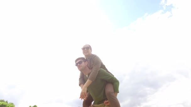 Glückliches Paar, das Spaß im Freien hat 8 — Stockvideo
