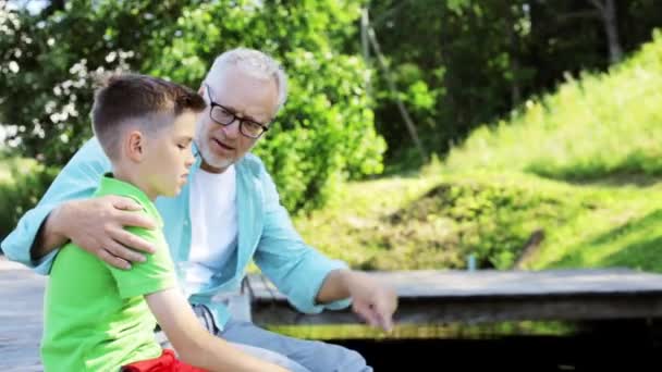 Nonno e nipote seduti sul fiume ormeggio 26 — Video Stock