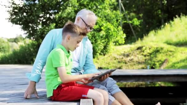 Abuelo y niño con la tableta de la PC en la litera del río 32 — Vídeos de Stock