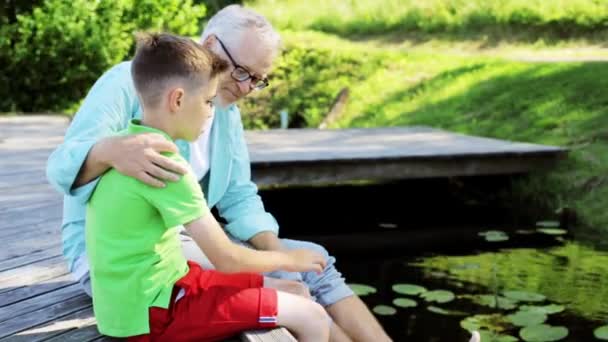 Dziadek i wnuk siedzi na rzece cumowania 28 — Wideo stockowe