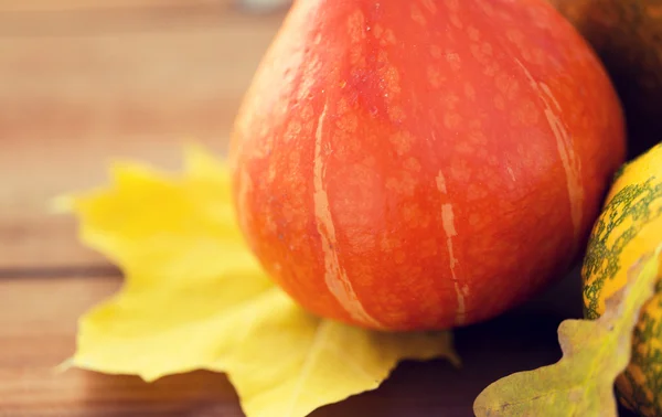 Ahşap masa evde üzerinde pumpkins, yakın çekim — Stok fotoğraf