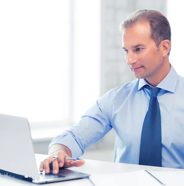 Homme d'affaires souriant travaillant au bureau — Photo