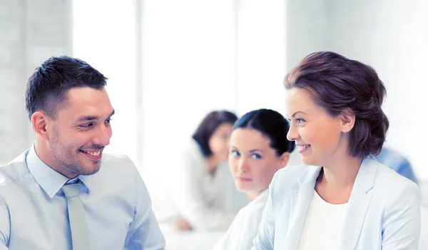 Colegas serviciales hablando en la oficina — Foto de Stock