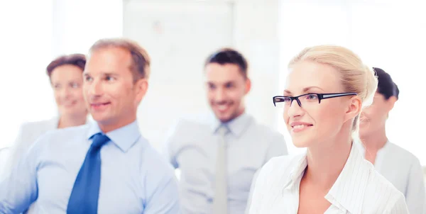 Geschäftsleute und Geschäftsfrauen auf Konferenz — Stockfoto