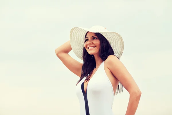 Feliz joven en la playa — Foto de Stock