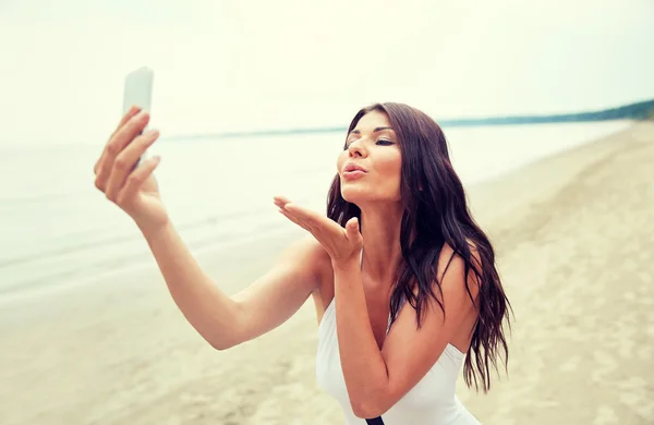 Junge Frau macht Selfie mit Smartphone — Stockfoto