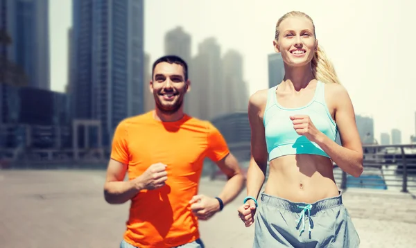 Pareja corriendo sobre dubai ciudad calle fondo — Foto de Stock