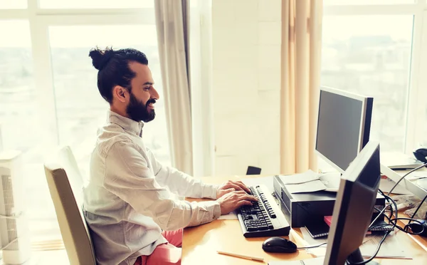 Felice creativo lavoratore d'ufficio maschile con il computer — Foto Stock