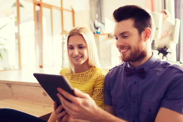 Équipe créative heureuse avec tablette PC au bureau — Photo