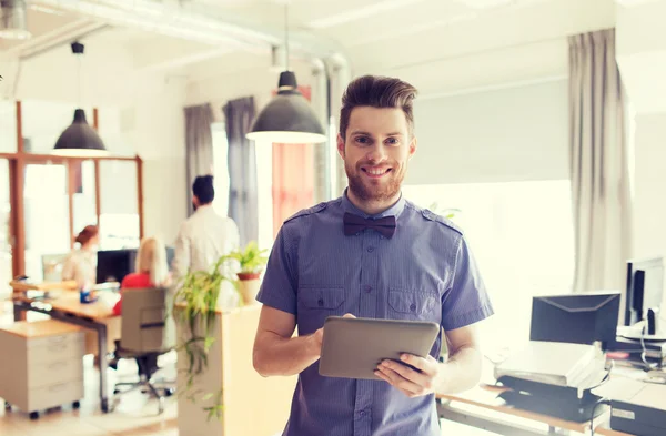 Trabajador de oficina masculino creativo feliz con la tableta PC —  Fotos de Stock