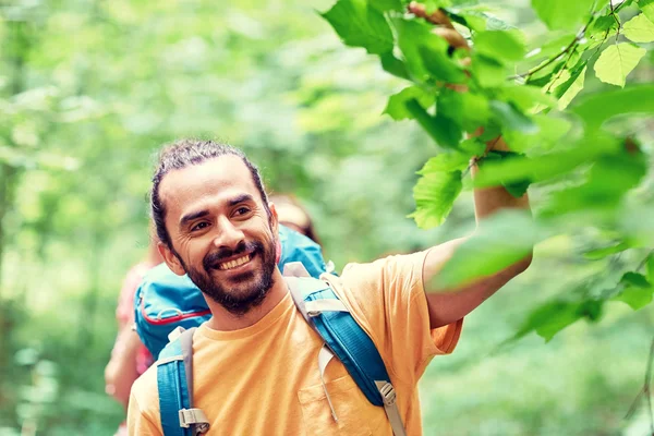 Hiking sırt çantaları ile gülümseyen arkadaş grubu — Stok fotoğraf