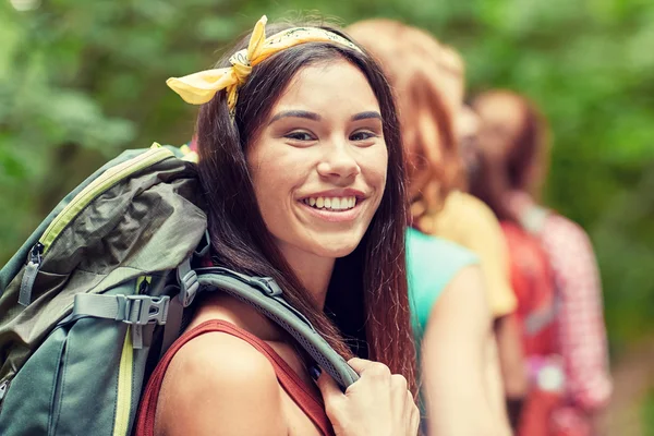 Grupo de amigos sorridentes com mochilas caminhadas — Fotografia de Stock