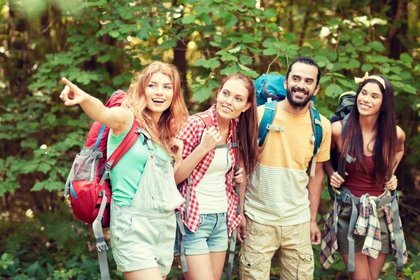 Группа улыбающихся друзей с рюкзаками походы — стоковое фото