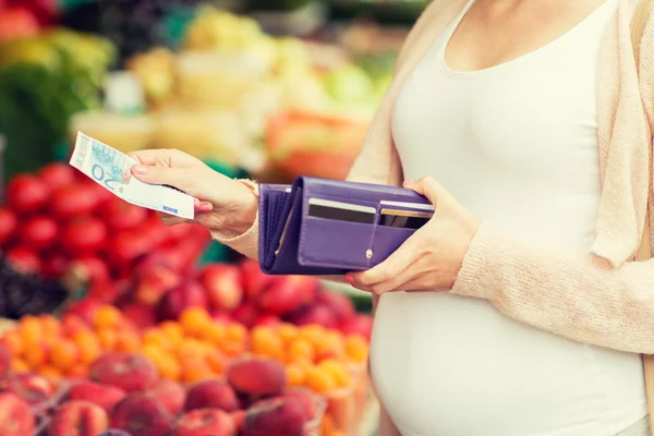 Mujer embarazada con billetera comprando alimentos en el mercado —  Fotos de Stock