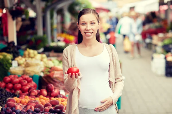 Mujer embarazada eligiendo comida en el mercado callejero — Foto de Stock