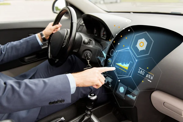 Крупним планом чоловік водіння автомобіля з діаграмою на екрані — стокове фото