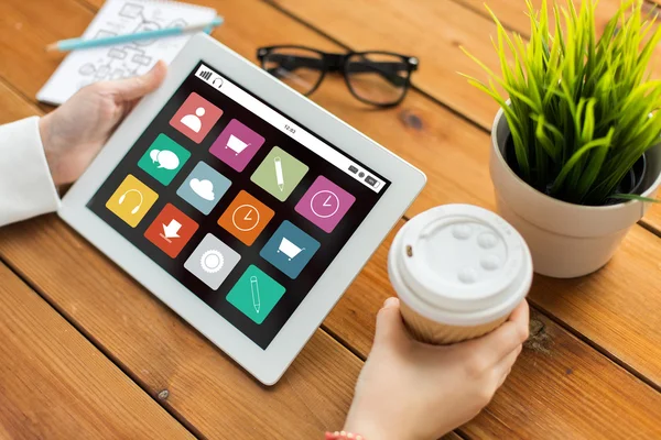 Nahaufnahme einer Frau mit Menüsymbolen auf dem Tablet-PC — Stockfoto