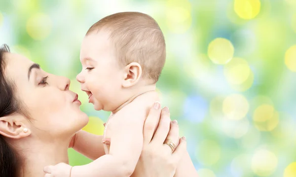 Glückliche Mutter küsst entzückendes Baby — Stockfoto