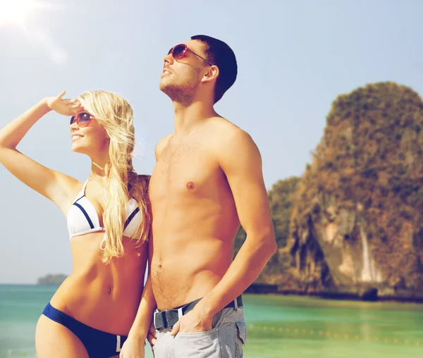 Szczęśliwa para na egzotycznej plaży tropikalny tło — Zdjęcie stockowe