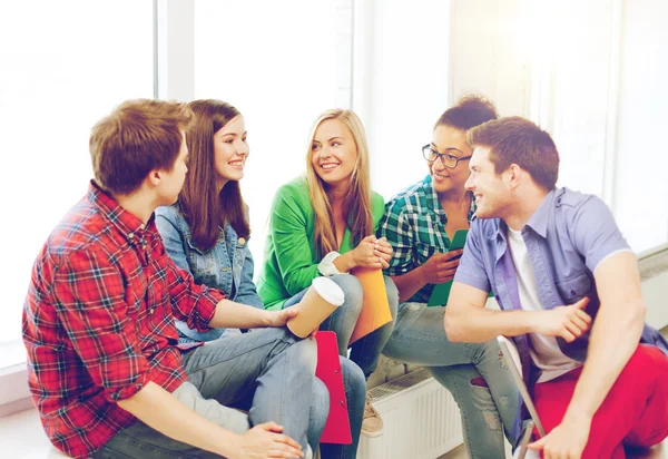 Studenten communiceren en lachen op school — Stockfoto