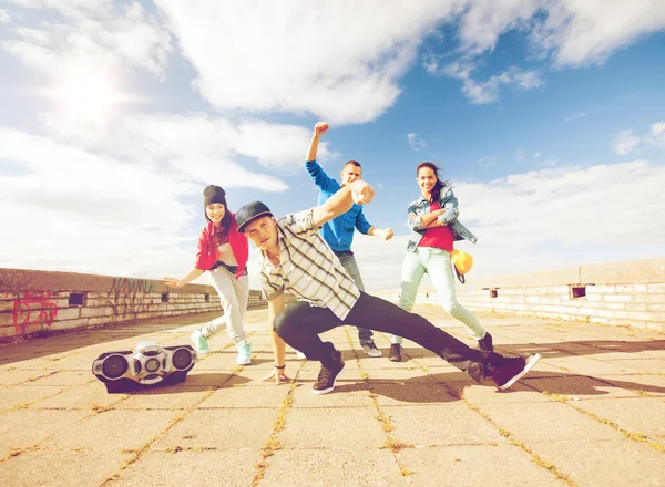 Group of teenagers dancing — Stock Photo, Image