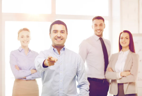 Empresario en la oficina señalándote con el dedo — Foto de Stock