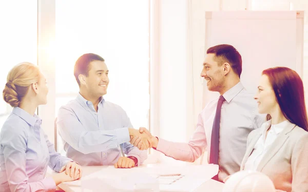 Feliz equipo de arquitectos y diseñadores en la oficina — Foto de Stock