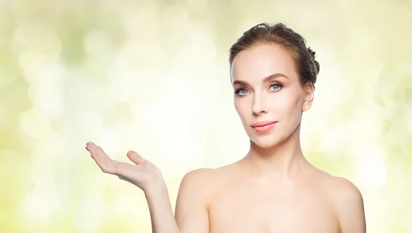 Sourire jeune femme visage et épaules — Photo