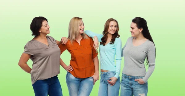 Groep blij verschillende vrouwen in casual kleding — Stockfoto