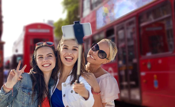 Kelompok wanita tersenyum mengambil selfie di london — Stok Foto