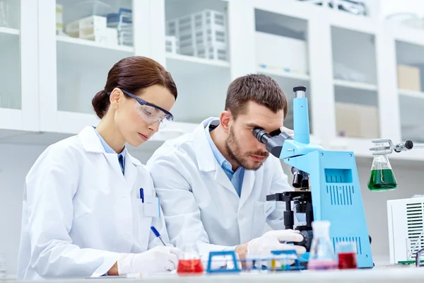 Junge Wissenschaftler testen oder forschen im Labor — Stockfoto
