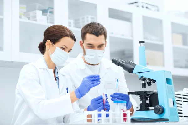 Jonge wetenschappers maken test of onderzoek in lab — Stockfoto