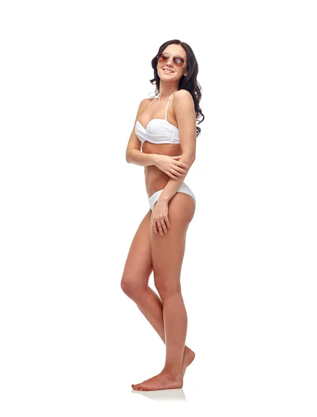 Femme heureuse en lunettes de soleil et maillot de bain bikini — Photo