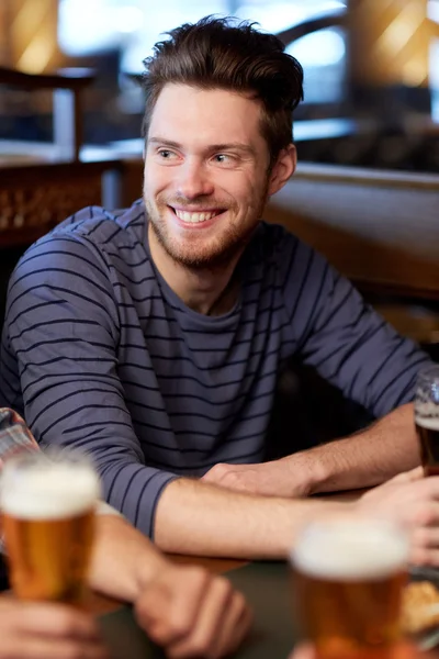 Happy manliga vänner dricka öl på baren eller pub — Stockfoto